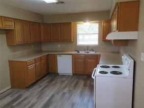 307 Hill St in Willis, TX - Building Photo - Building Photo