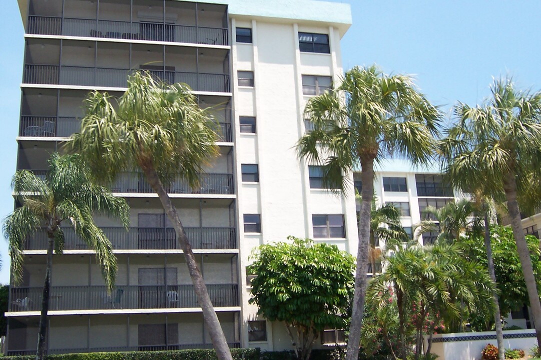 Lido Towers in Sarasota, FL - Building Photo