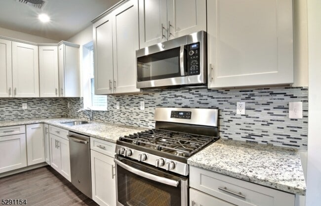 702 Parkview Ln in Rockaway, NJ - Foto de edificio - Building Photo