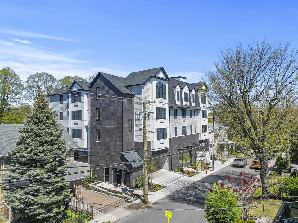 2021 Jones Rd, Unit 102 in Fort Lee, NJ - Foto de edificio