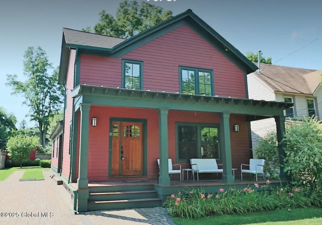 32 York Ave in Saratoga Springs, NY - Foto de edificio