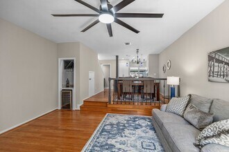 5094 Glenmont Dr in Houston, TX - Foto de edificio - Building Photo