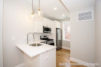 58 Frankfort St, Unit 2 in Boston, MA - Foto de edificio - Building Photo