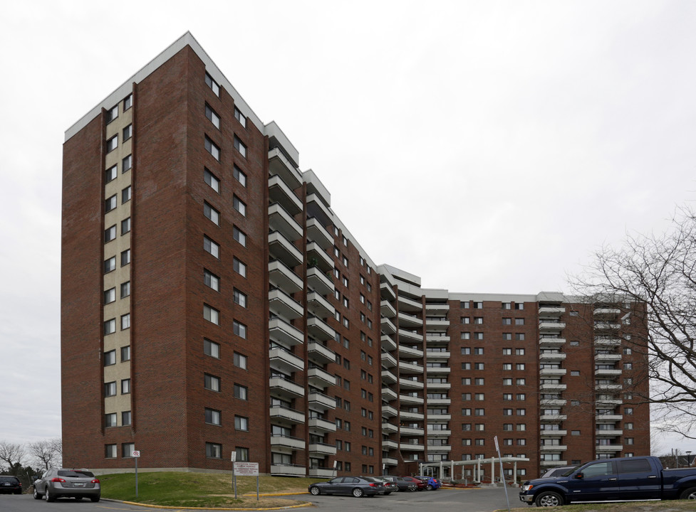 Chesterton Towers in Ottawa, ON - Building Photo