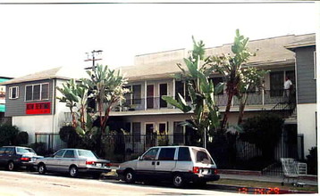 3866 W 8th St in Los Angeles, CA - Foto de edificio - Building Photo