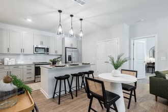 Waterleaf at Salt Creek in Savannah, GA - Building Photo - Interior Photo