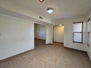2300 Calle Brocha in Santa Fe, NM - Foto de edificio - Building Photo