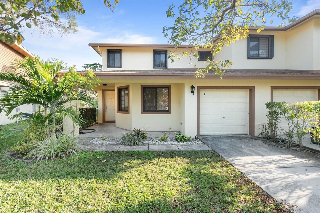 6094 Live Oak Ct in Tamarac, FL - Foto de edificio