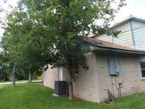 501 S Holmes St in La Porte, TX - Building Photo - Building Photo