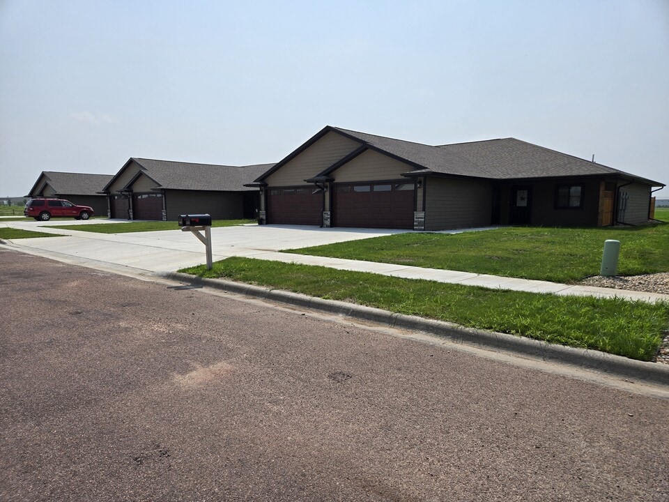 1407 W 20th Ave in Mitchell, SD - Foto de edificio