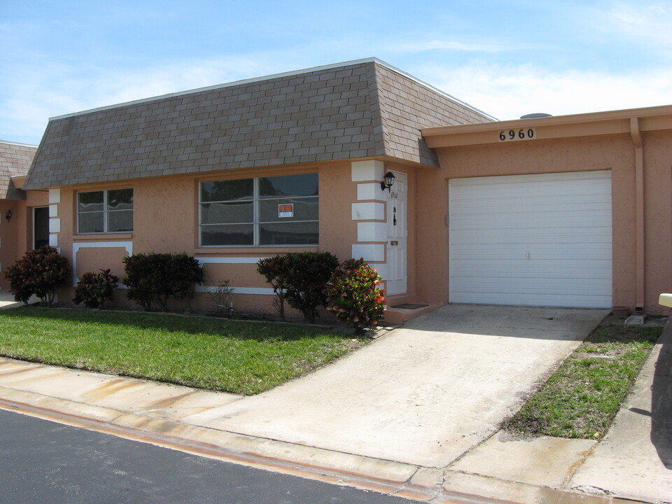 6960 Versailles-Unit -6960 in Pinellas Park, FL - Building Photo