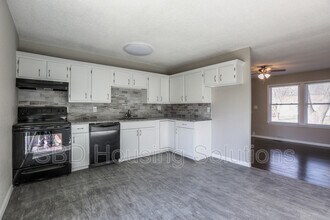1215 N Cedarcrest Dr in Independence, MO - Building Photo - Building Photo