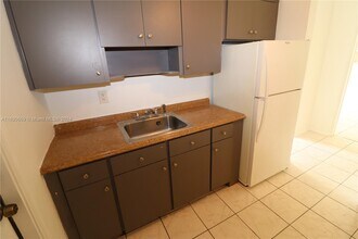 271 NW 41st St-Unit -1 in Oakland Park, FL - Building Photo - Building Photo