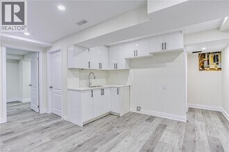 115 Amberly Blvd in Hamilton, ON - Building Photo - Building Photo