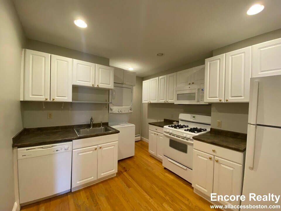 350 Allston St in Cambridge, MA - Building Photo