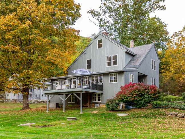 379 Lake Rd in Warren, CT - Foto de edificio - Building Photo