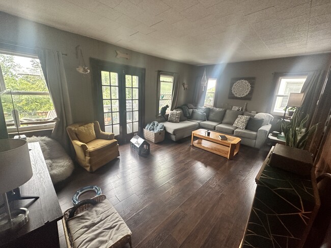 135 Hartwell Rd, Unit Upper