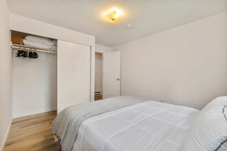 15704 Ash Way in Lynnwood, WA - Building Photo - Building Photo