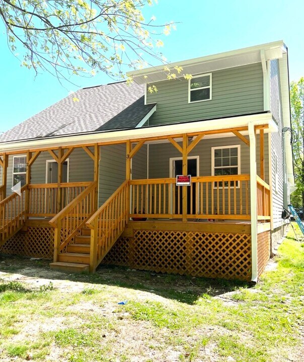 210 Rhodes St in Hendersonville, NC - Building Photo