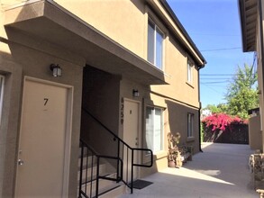 Sierra Apartments in North Hollywood, CA - Building Photo - Building Photo