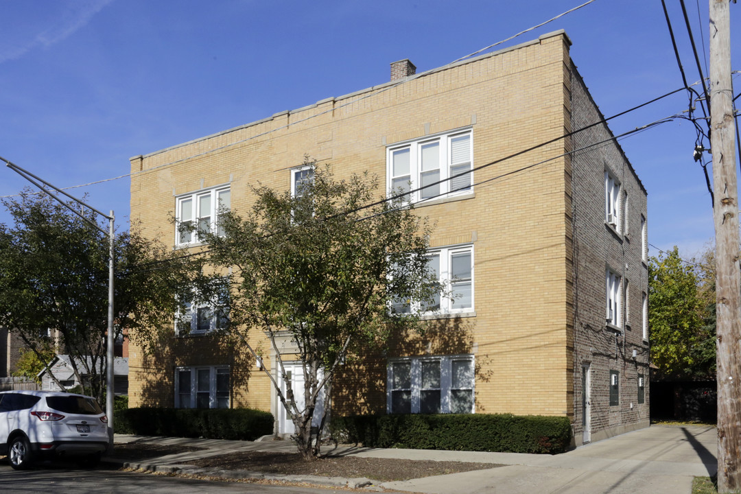 6950 W Schubert Ave in Chicago, IL - Building Photo