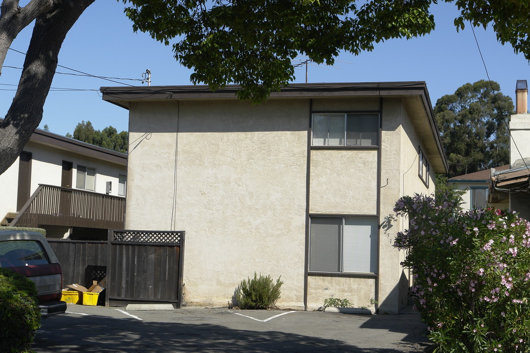 2515 Bartlett St in Oakland, CA - Building Photo