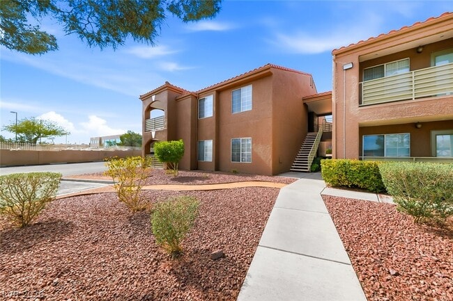 2101 Blue Breeze Dr in Las Vegas, NV - Building Photo - Building Photo