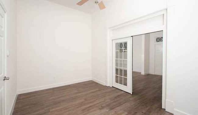 2120 Monterey St, Unit 102 in San Antonio, TX - Foto de edificio - Building Photo