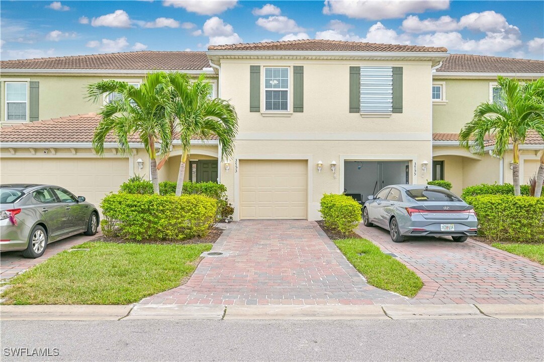 3753 Crofton Court in Ft. Myers, FL - Foto de edificio