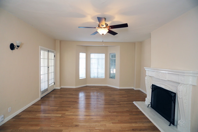 Chateau Nob Hill Apartments in Los Angeles, CA - Building Photo - Interior Photo