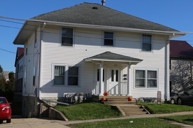 2218 Merner Ave, Unit 4 in Cedar Falls, IA - Foto de edificio - Building Photo