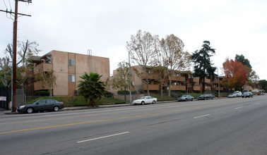 Summer Breeze Apartments in San Fernando, CA - Building Photo - Building Photo