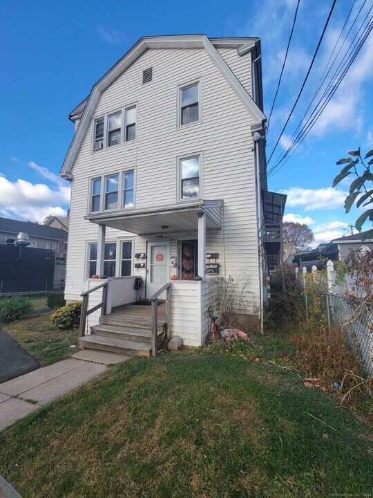 1048 Broad St in Meriden, CT - Building Photo