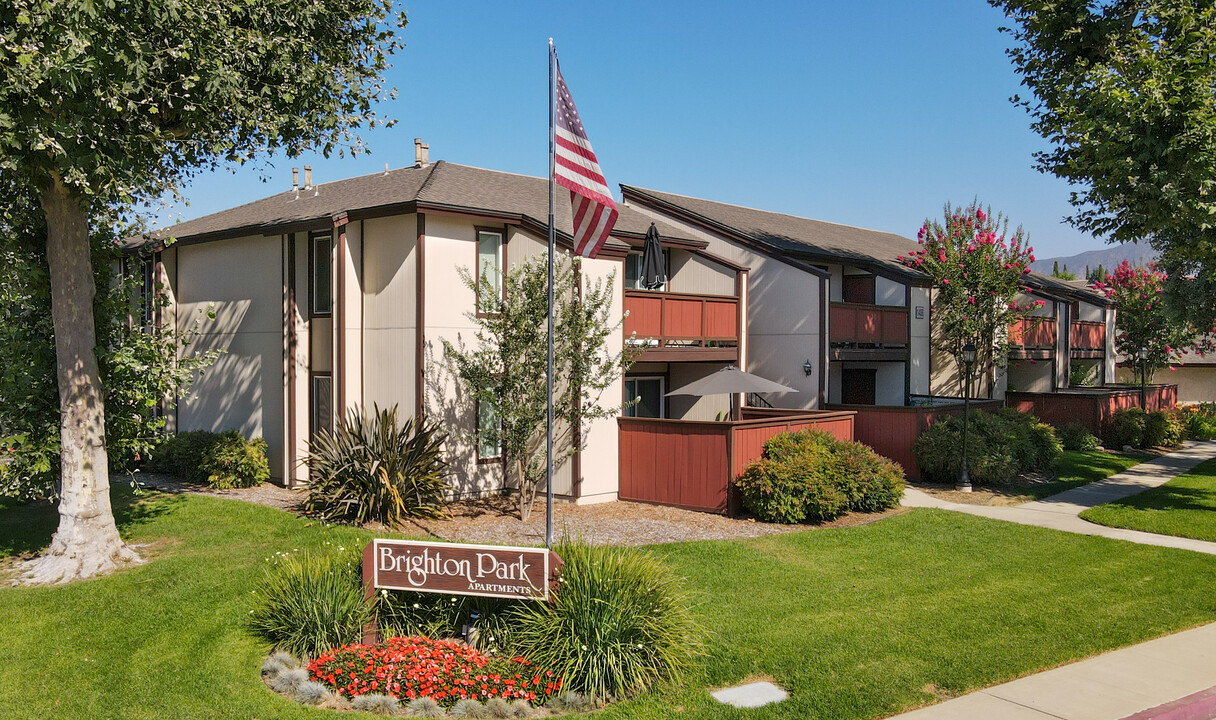 Brighton Park Apartments in Claremont, CA - Foto de edificio