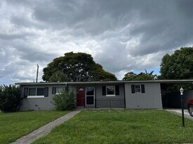7903 Hyde Park Ave in North Port, FL - Building Photo