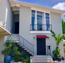 1153 N Ogden Dr, Unit Ogden Duplex Upstairs in West Hollywood, CA - Building Photo