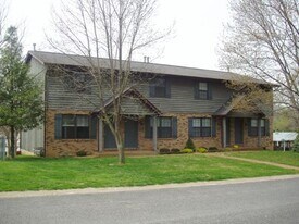 32 Manor Dr in Collinsville, IL - Building Photo