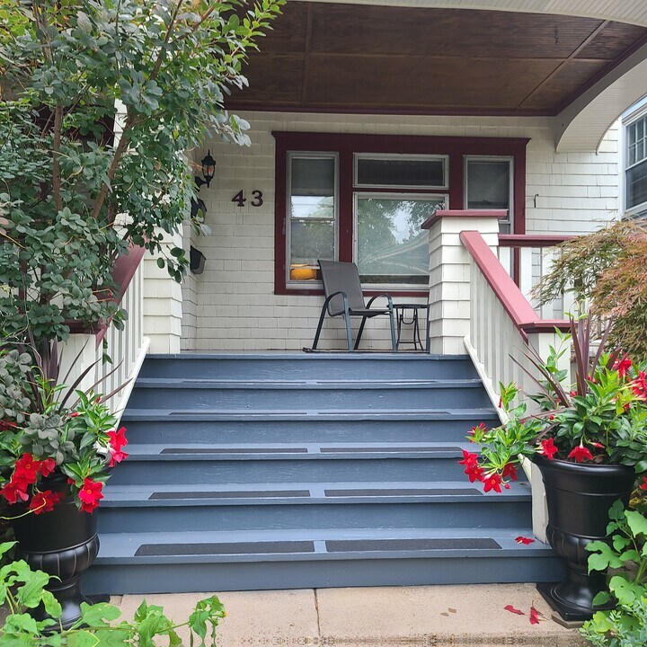 43 Brantford Pl, Unit 2 in Buffalo, NY - Building Photo