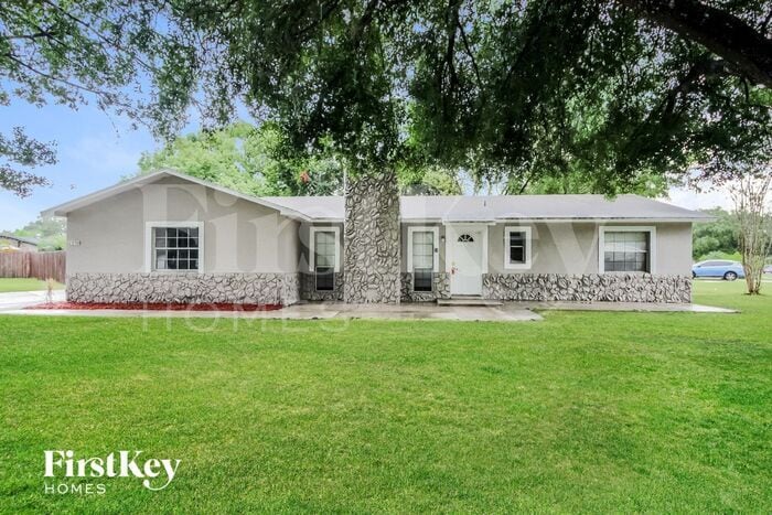 2390 Meadow Ln in Kissimmee, FL - Foto de edificio