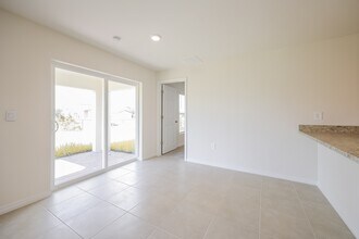 548 Woodview Dr in Lehigh Acres, FL - Foto de edificio - Building Photo