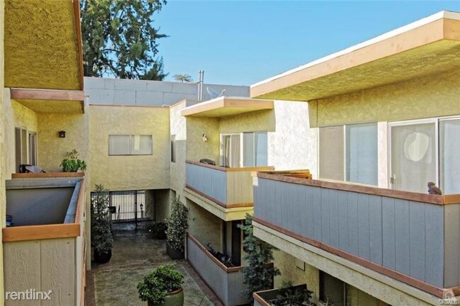 12940 Riverside Dr in Los Angeles, CA - Building Photo - Building Photo