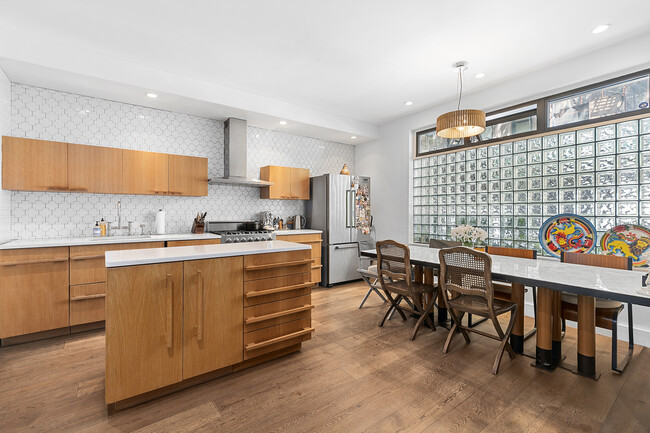 6 Morton St in New York, NY - Building Photo - Interior Photo