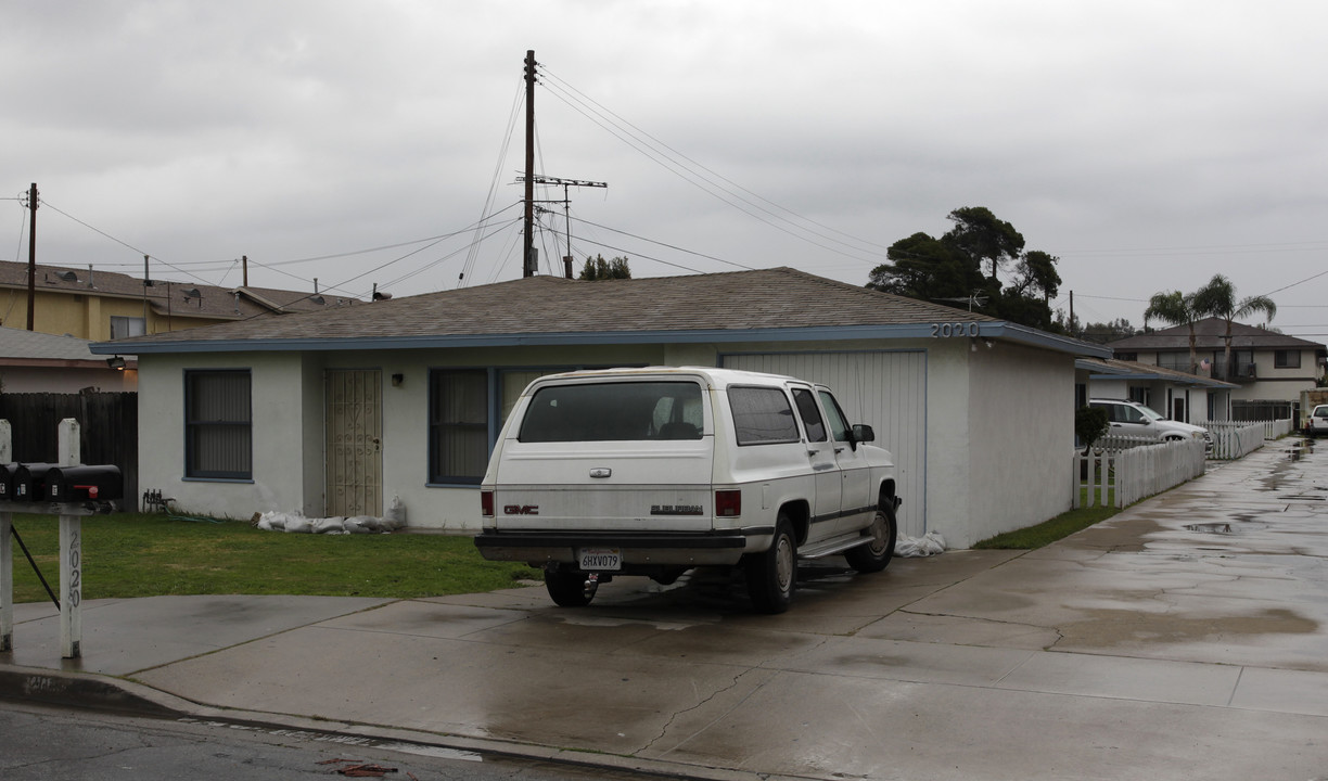 2020 Wallace Ave in Costa Mesa, CA - Building Photo