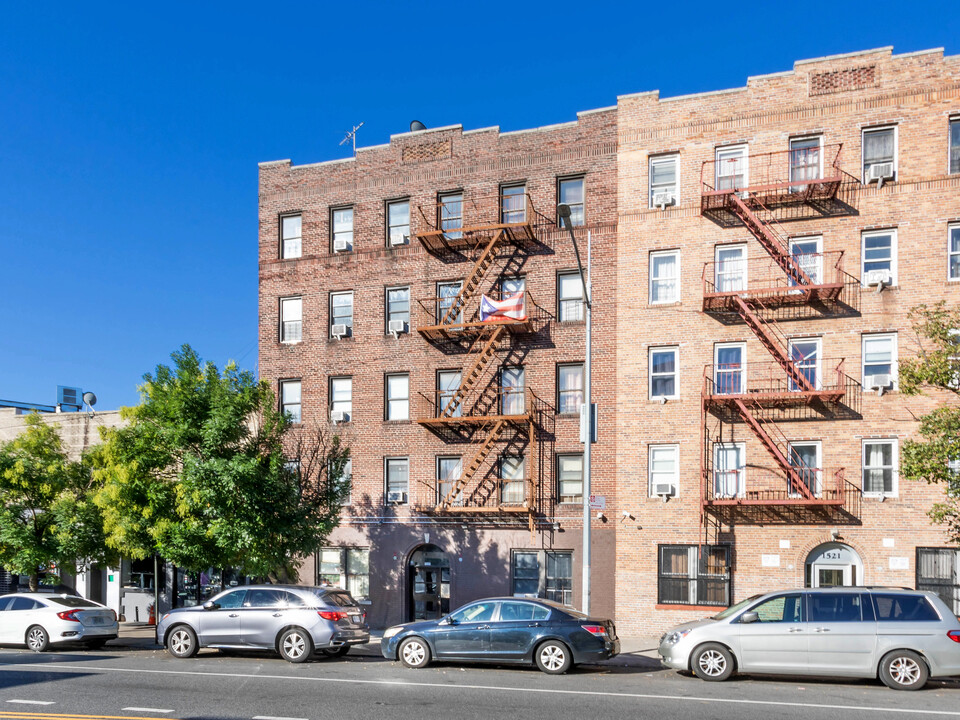 1517 White Plains Rd in Bronx, NY - Building Photo