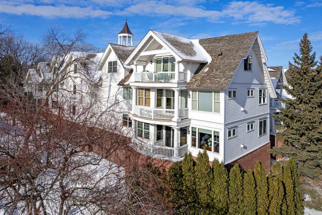 205 Mill St in Excelsior, MN - Foto de edificio