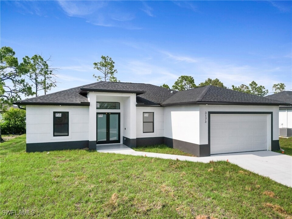 3173 Sunshine Blvd N in Lehigh Acres, FL - Foto de edificio