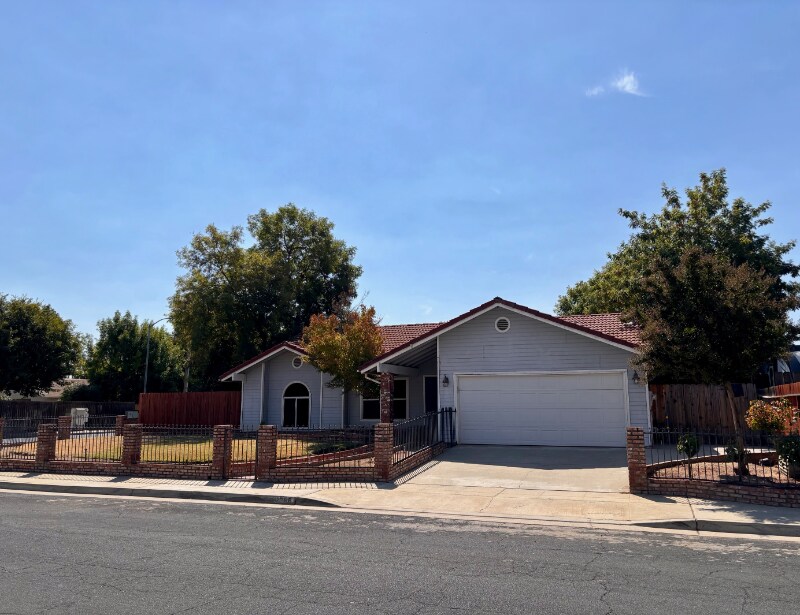 2396 Menlo Ave in Clovis, CA - Building Photo