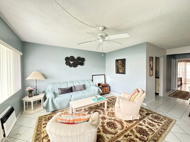 2204 Lake Osborne Dr in Lake Worth Beach, FL - Building Photo - Building Photo