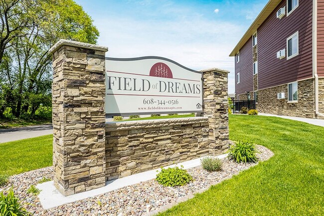 Field of Dreams in Onalaska, WI - Foto de edificio - Building Photo