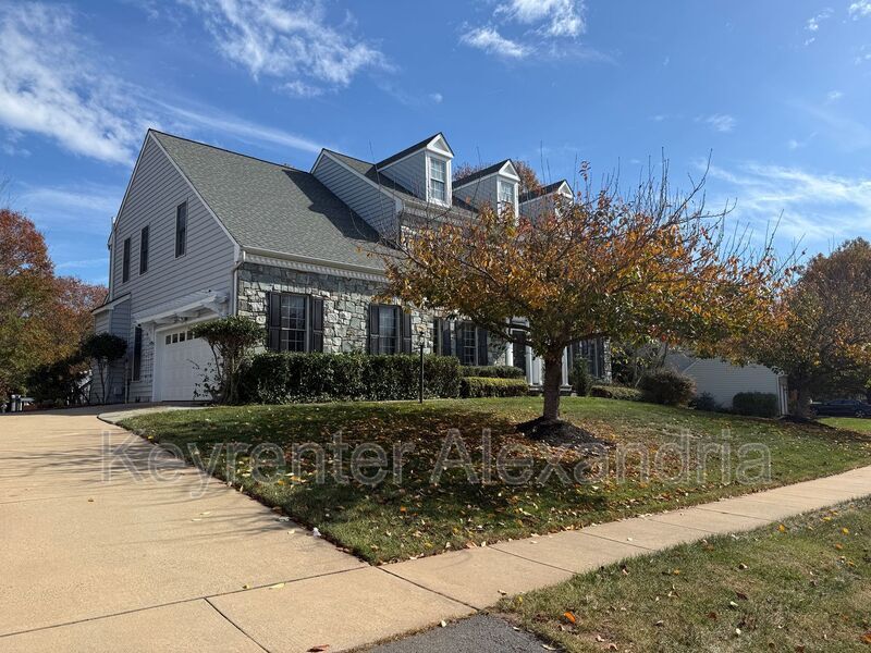 13568 Heritage Farms Dr in Gainesville, VA - Building Photo